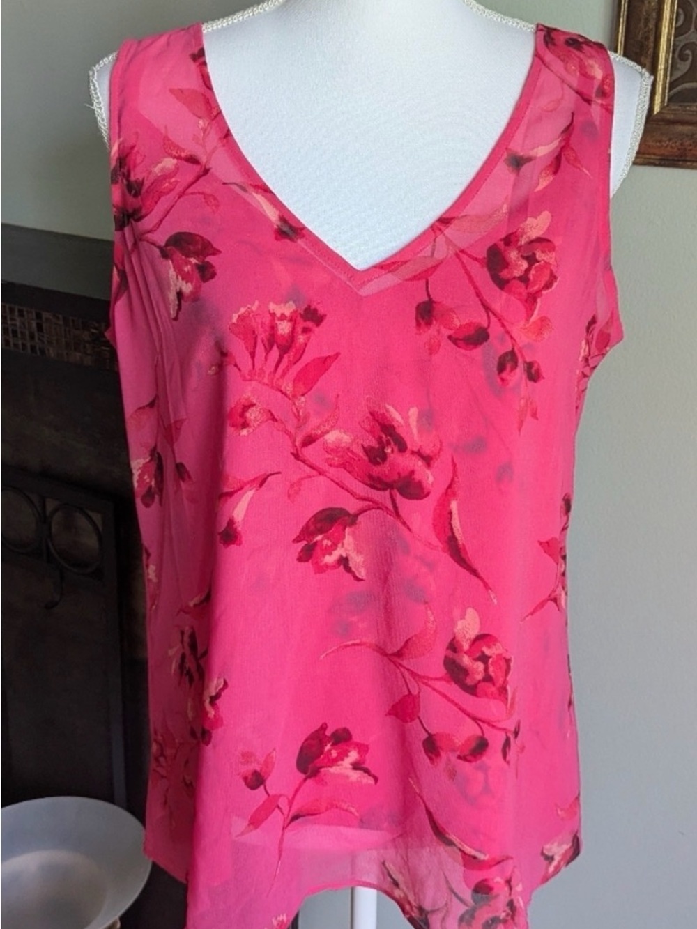 White House Black Market Pink Floral V-Neck Sleeveless Camisole. Small